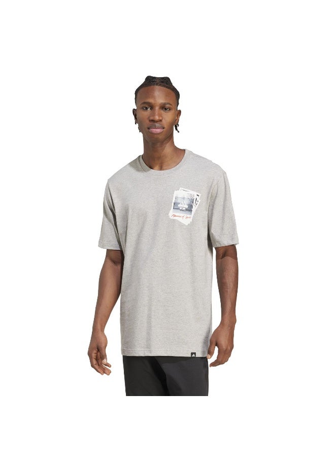 اديداس تي شيرت رجالي بأكمام قصيرة مطبوع عليه    رمادي - Image 1